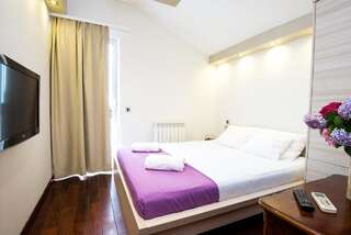 Гостевой дом Guest House Vila Centar Будва Двухместный номер с 1 кроватью и собственной ванной комнатой вне номера-1